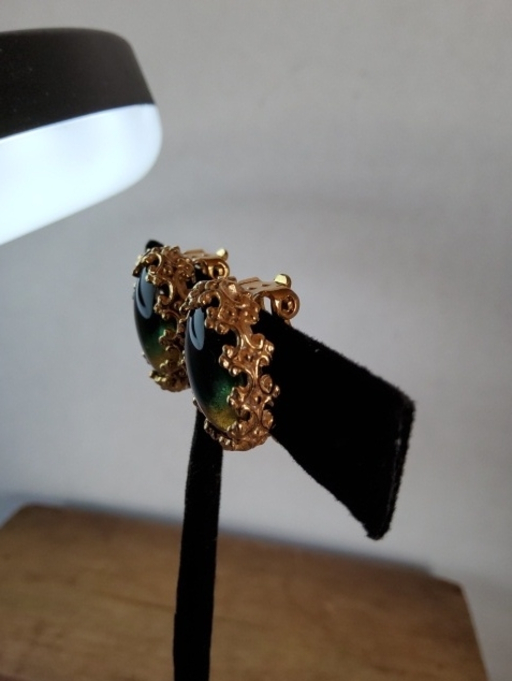 Vintage Elsa Schiaparelli Clip- on earrings. - Picture 2 of 9